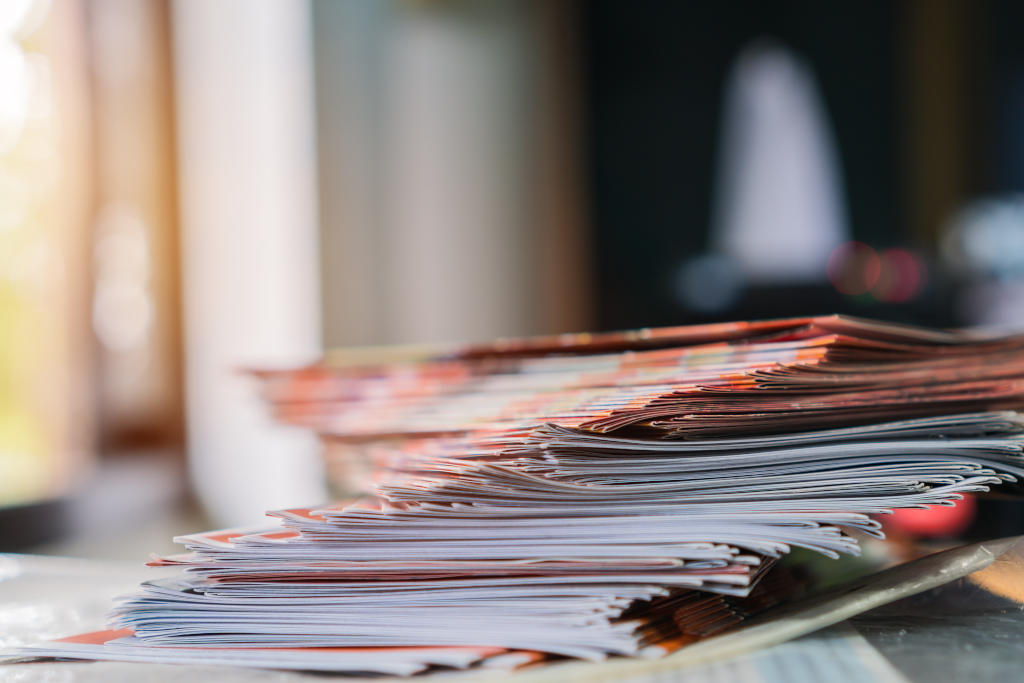 Une pile de support de communication sorti de l'impression